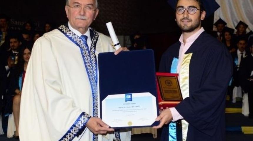 Esog&uuml; Tıp Fak&uuml;ltesi 37. D&ouml;nem Mezunlarını Verdi