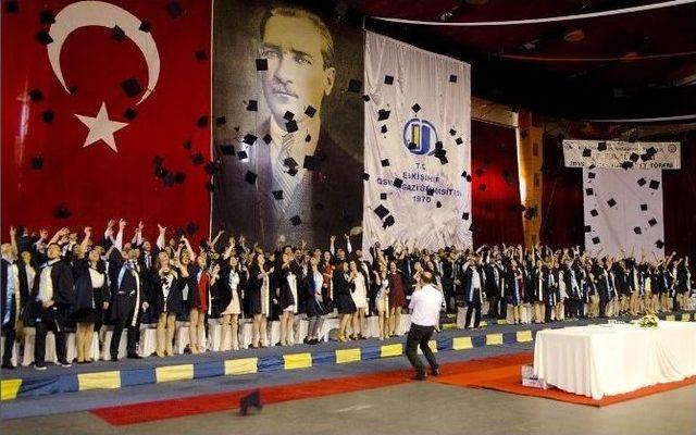 Esogü Tıp Fakültesi 37. Dönem Mezunlarını Verdi