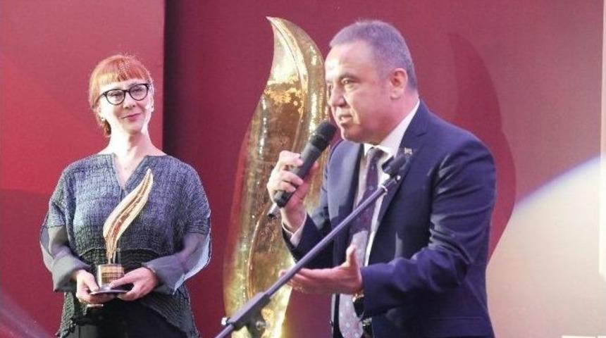 Başkan B&ouml;cek&rsquo;e Yılın B&uuml;y&uuml;kşehir İl&ccedil;e Belediye Başkanı &Ouml;d&uuml;l&uuml;