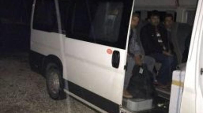 Edirne’de 15 Kaçak Göçmen Ve 2 Organizatör Yakalandı