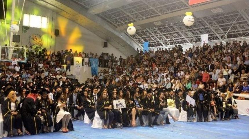 Toros &Uuml;niversitesi&rsquo;nde Mezuniyet Coşkusu