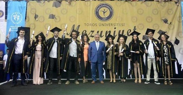 Toros Üniversitesi’nde Mezuniyet Coşkusu