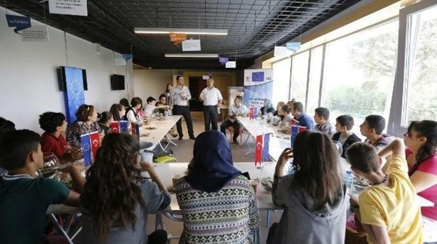 İşitme Engelli &Ouml;ğrenciler Ekolojik Binayı Tanıdı