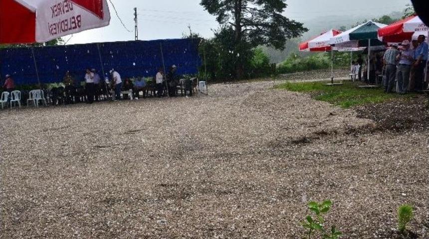 Ceviz B&uuml;y&uuml;kl&uuml;ğ&uuml;nde Yağan Dolu Vatandaşı Şaşkına &Ccedil;evirdi