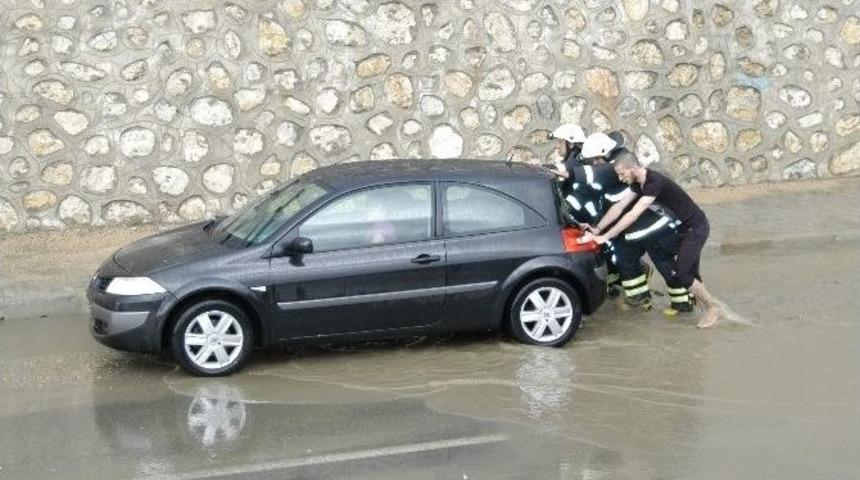 Yollar G&ouml;le D&ouml;nd&uuml;, Evleri Su Bastı