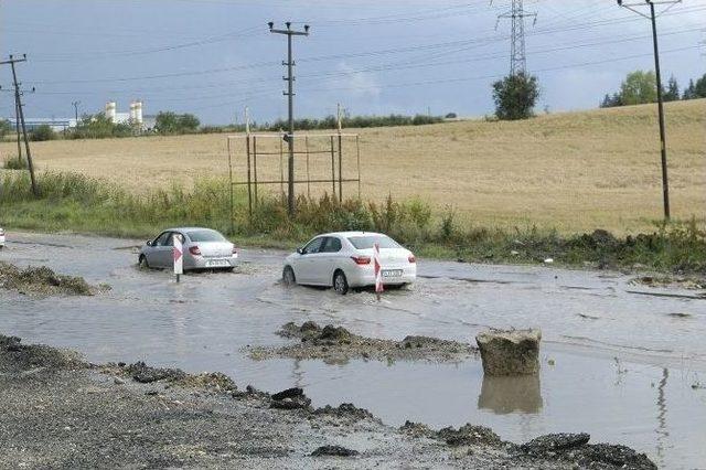 Yollar Göle Döndü, Evleri Su Bastı