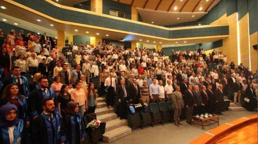 Sa&uuml; Tıp Fak&uuml;ltesi Mezunlarını Verdi