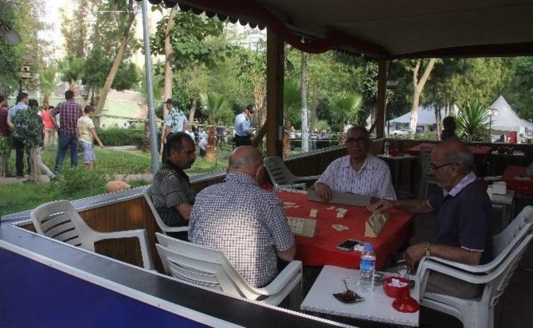 Parkta Ses Bombası Patladı, Vatandaş Okey Oynamaya Devam Etti