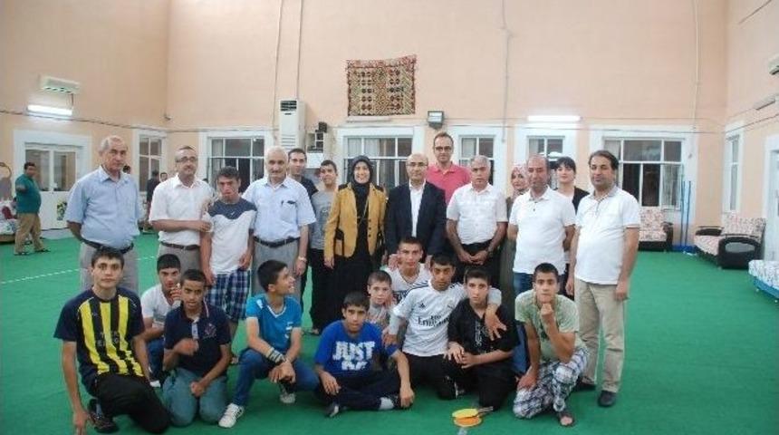 Demirtaş &Ccedil;ifti Engelli &Ccedil;ocukları Ziyaret Etti