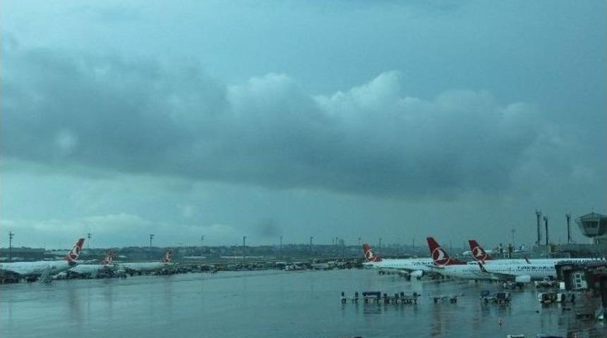 Atat&uuml;rk Havalimanı&rsquo;nda U&ccedil;uş Trafiğine Yağmur Engeli