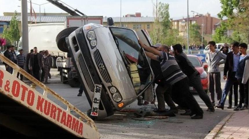 Freni Boşalan Tır K&ouml;pr&uuml;den U&ccedil;tu