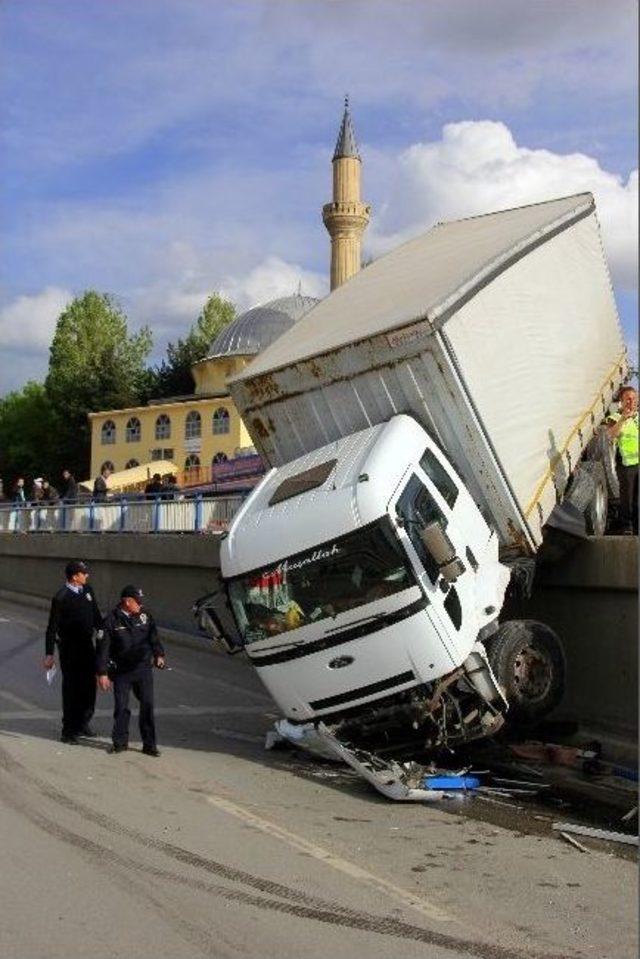 Freni Boşalan Tır Köprüden Uçtu 2