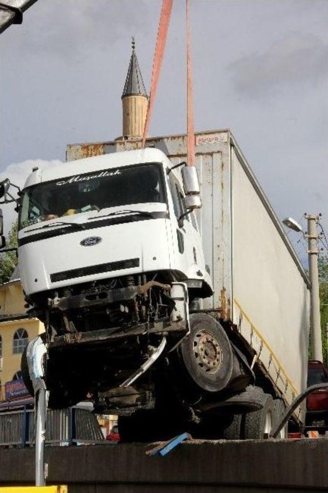 Freni Boşalan Tır Köprüden Uçtu 3
