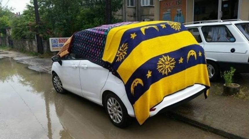 Otomobillerini Battaniye İle Korudular