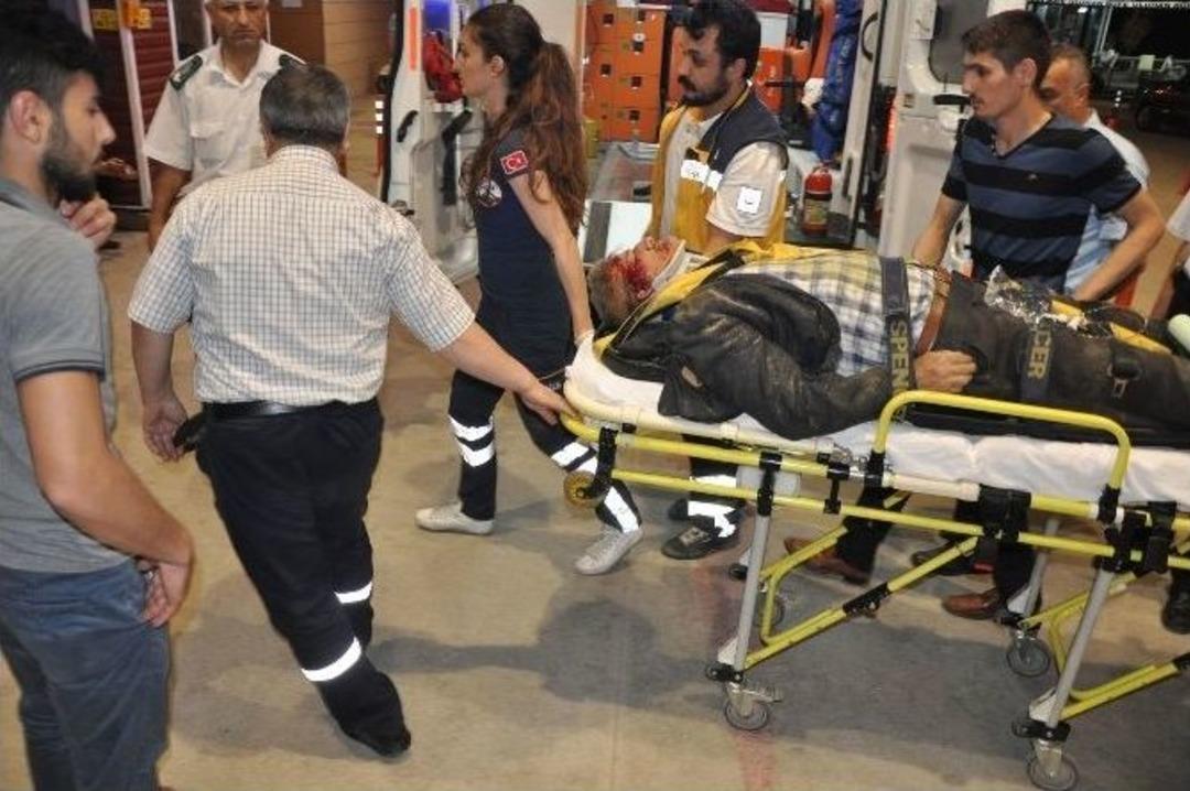 Kamyonet At Arabasını Bi&ccedil;ti, S&uuml;r&uuml;c&uuml; Ve At Yaralandı