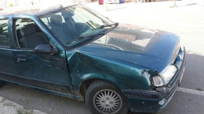 Otomobille &Ccedil;arpışan Motosikletli Ağır Yaralandı