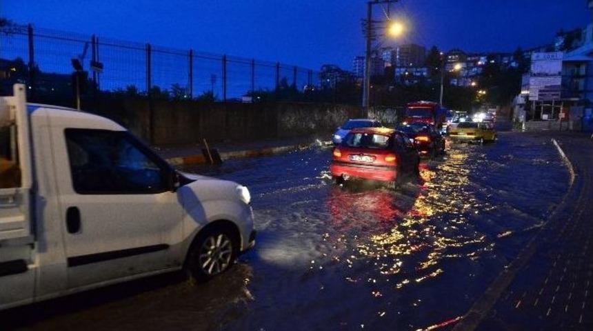 Hastane Yolunu Su Bastı