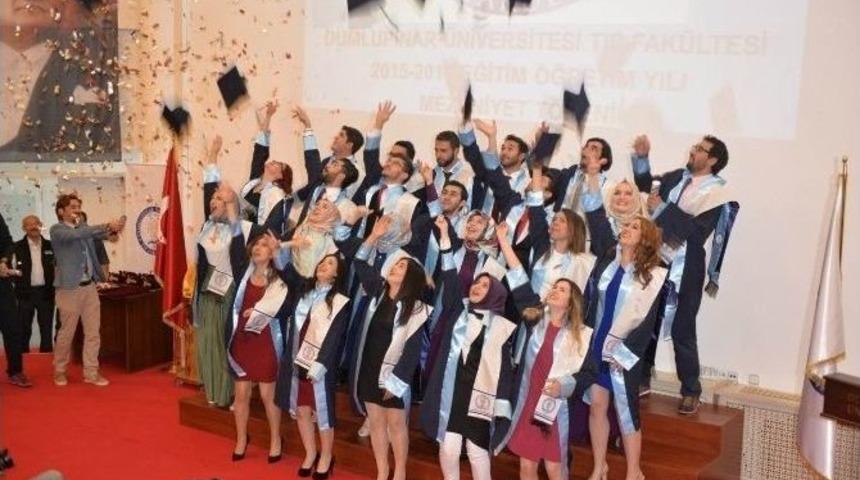 Dp&uuml; Tıp Fak&uuml;ltesi&rsquo;nde Mezuniyet Sevinci