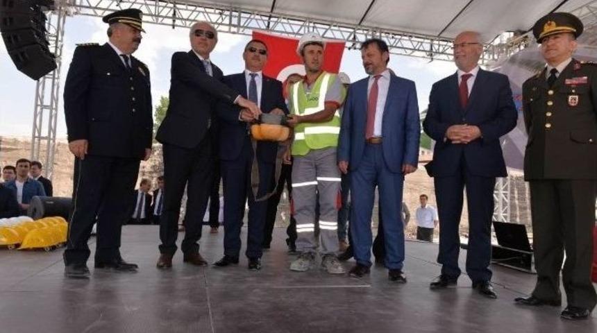 K&uuml;tahya İl Emniyet M&uuml;d&uuml;rl&uuml;ğ&uuml;&rsquo;n&uuml;n Yeni Hizmet Binasının Temeli T&ouml;renle Atıldı