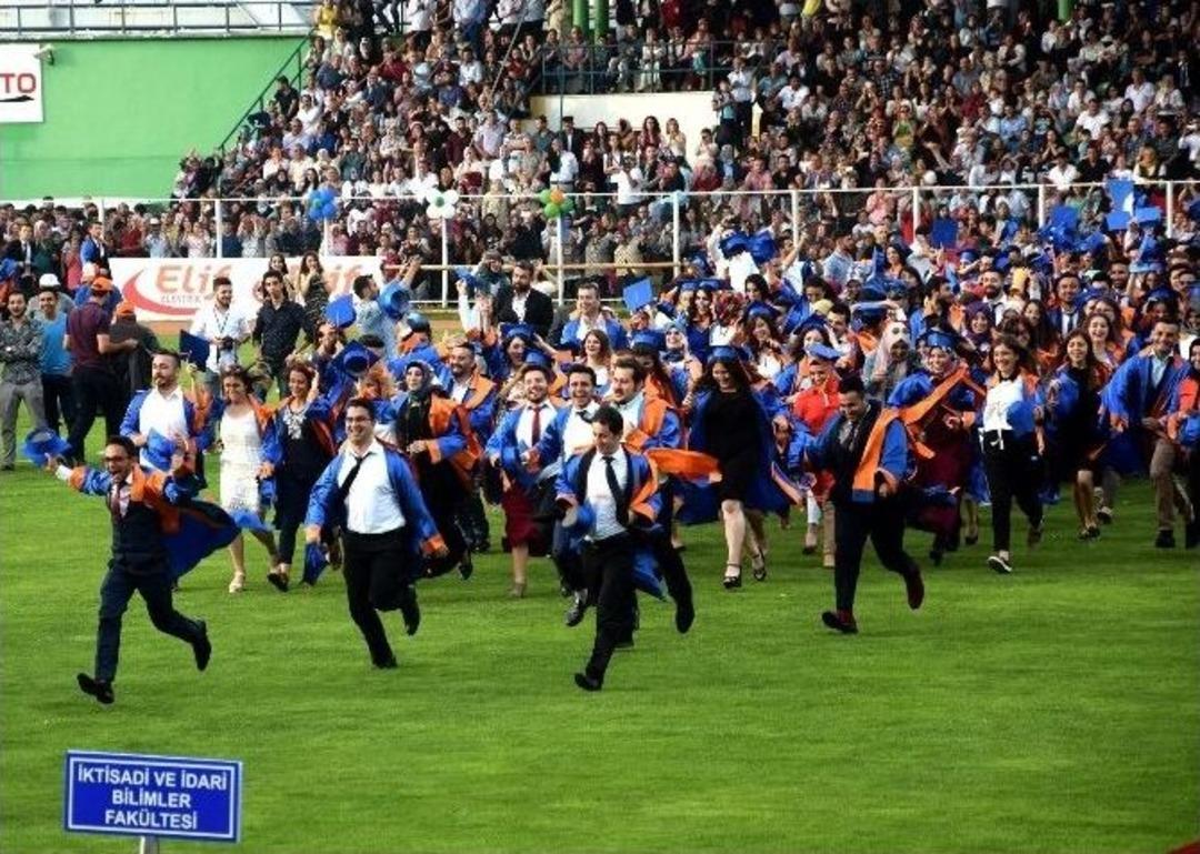 Giresun &Uuml;niversitesinde Mezuniyet Coşkusu