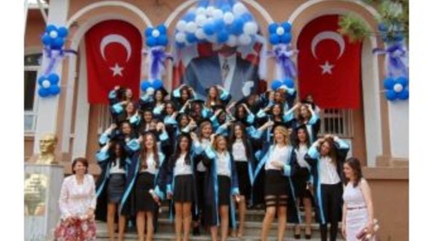 Kız &Ouml;ğrencilerin Mezuniyet Sevinci