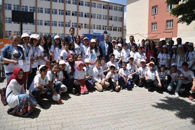 Muş’ta Öğrencilerin 4006 Tübitak Bilim Fuarı