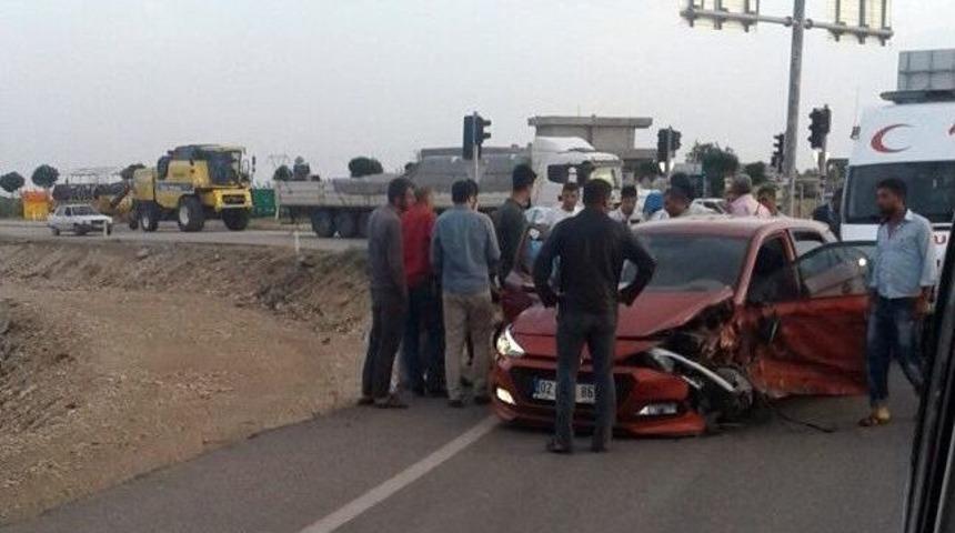 Otomobil İle Hafif Ticari Ara&ccedil; &Ccedil;arpıştı: 5 Yaralı