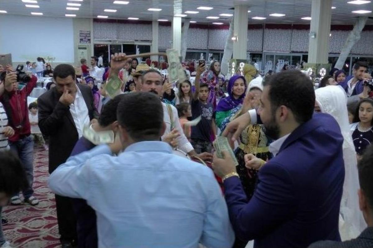 Aşiret D&uuml;ğ&uuml;n&uuml;nde Dolarlar Havada U&ccedil;uştu