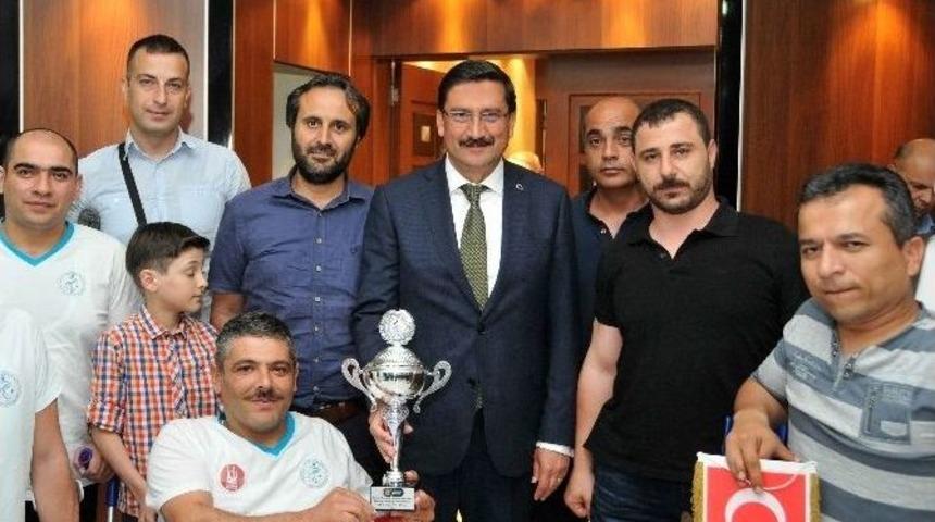 1. Lige &Ccedil;ıktılar, Kupayı Ke&ccedil;i&ouml;ren&rsquo;e Taşıdılar