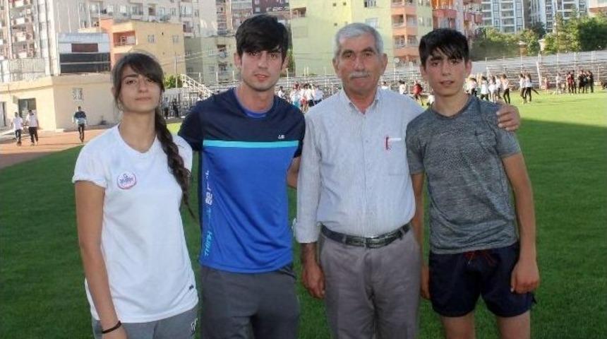 (&ouml;zel Haber) 5 Yılda &Ccedil;alıştırdığı 200 &Ouml;ğrenci Beden Eğitimi B&ouml;l&uuml;mlerini Kazandı