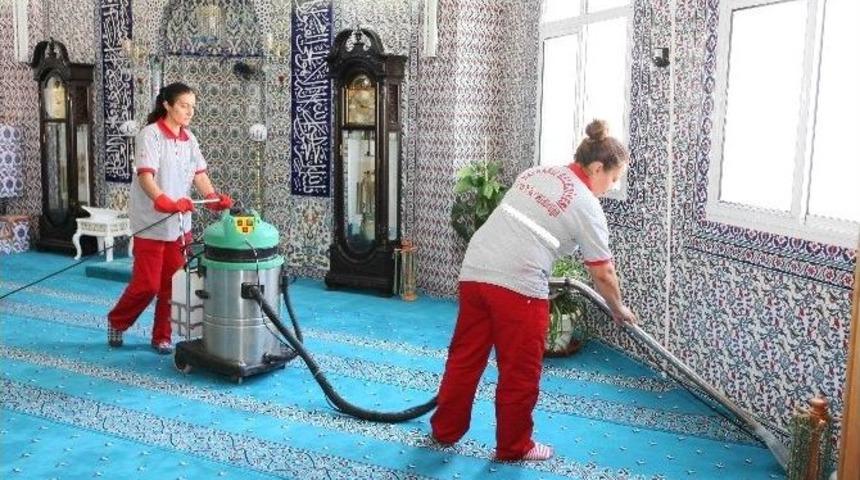 Bayraklı&rsquo;da Ramazan Temizliği