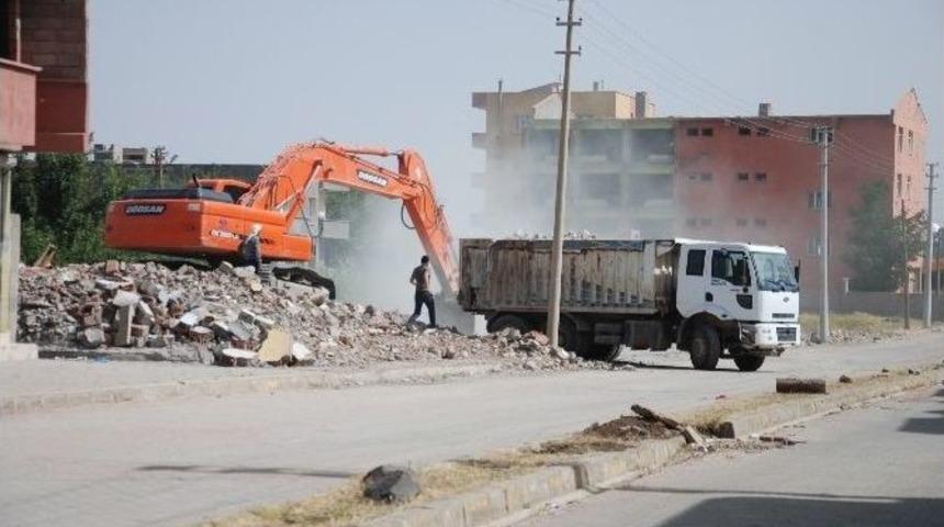İdil&rsquo;de Tahrip Olan Binaların Yıkım &Ccedil;alışması S&uuml;r&uuml;yor