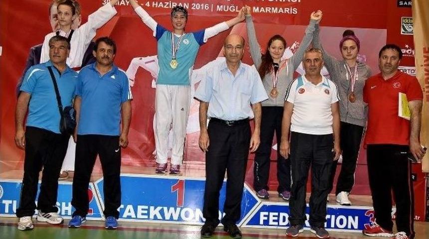 Sel&ccedil;uklu Belediyesi Tekvando Takımında İrem Baysal T&uuml;rkiye Şampiyonu Oldu