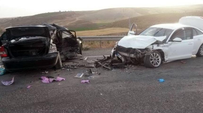 Otomobiller &Ccedil;arpıştı: 1 &Ouml;l&uuml;, 1 Yaralı