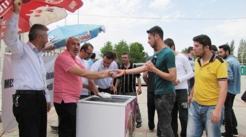 Hisarcık&rsquo;ta Myo &Ouml;ğrencilerine Dondurma Dağıtıldı