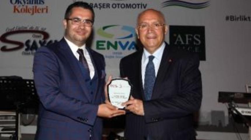 Yılın Eğitim Projeleri &Ouml;d&uuml;l&uuml; Yenimahalle Belediye Başkanı Yaşar&rsquo;a