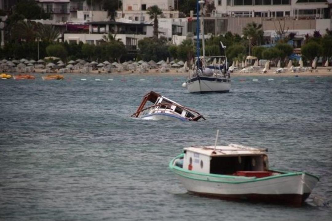 Biri Battı, Biri S&uuml;r&uuml;klendi, Diğeri Yan Geldi