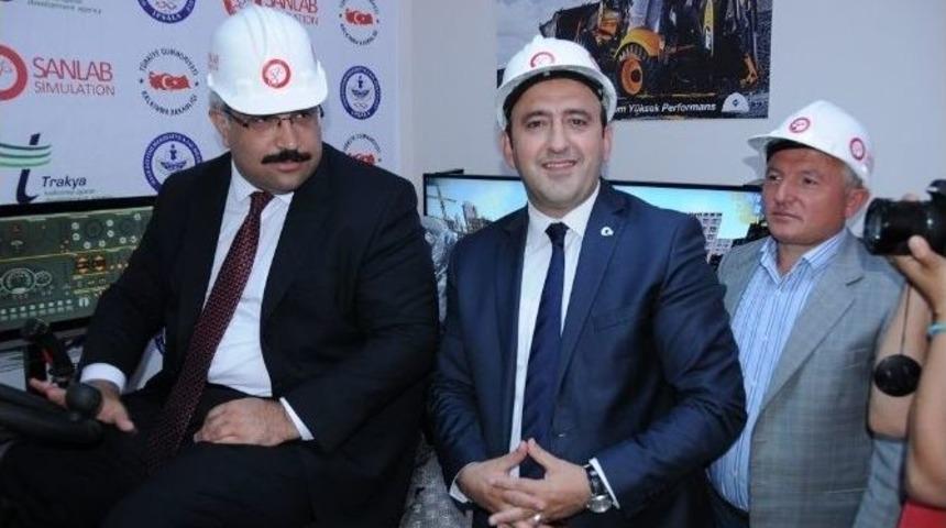 İş Makinesi Kullanımını Sim&uuml;lat&ouml;rde &Ouml;ğrendiler