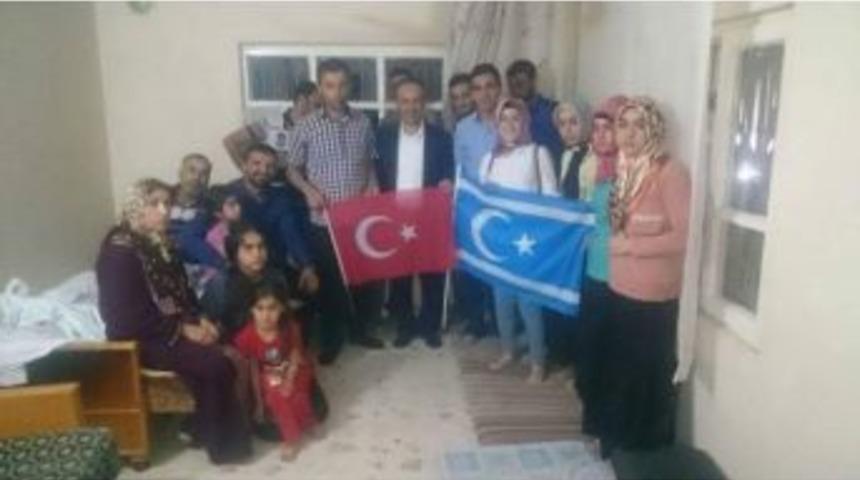 Ak Partili Gen&ccedil;ler Iraklı Aileye Yardım Eli Uzattı