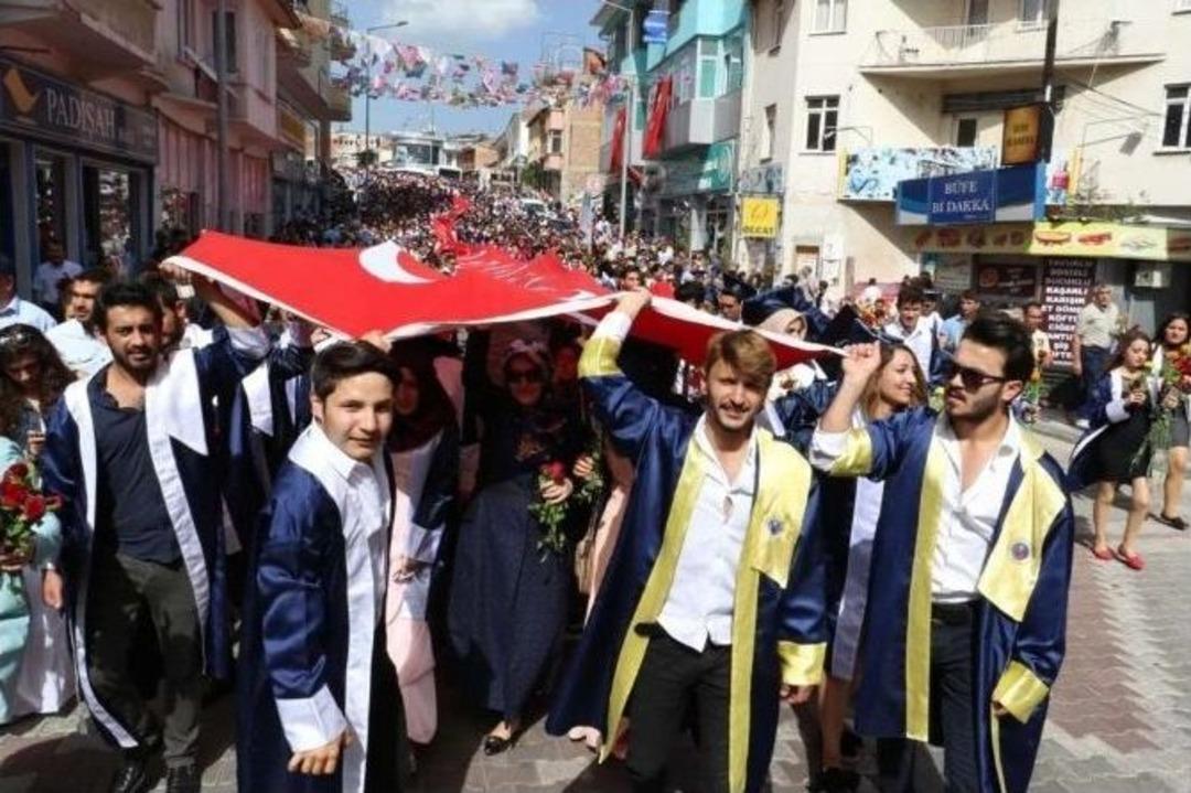 Demirci&rsquo;de Mezuniyet Sevinci