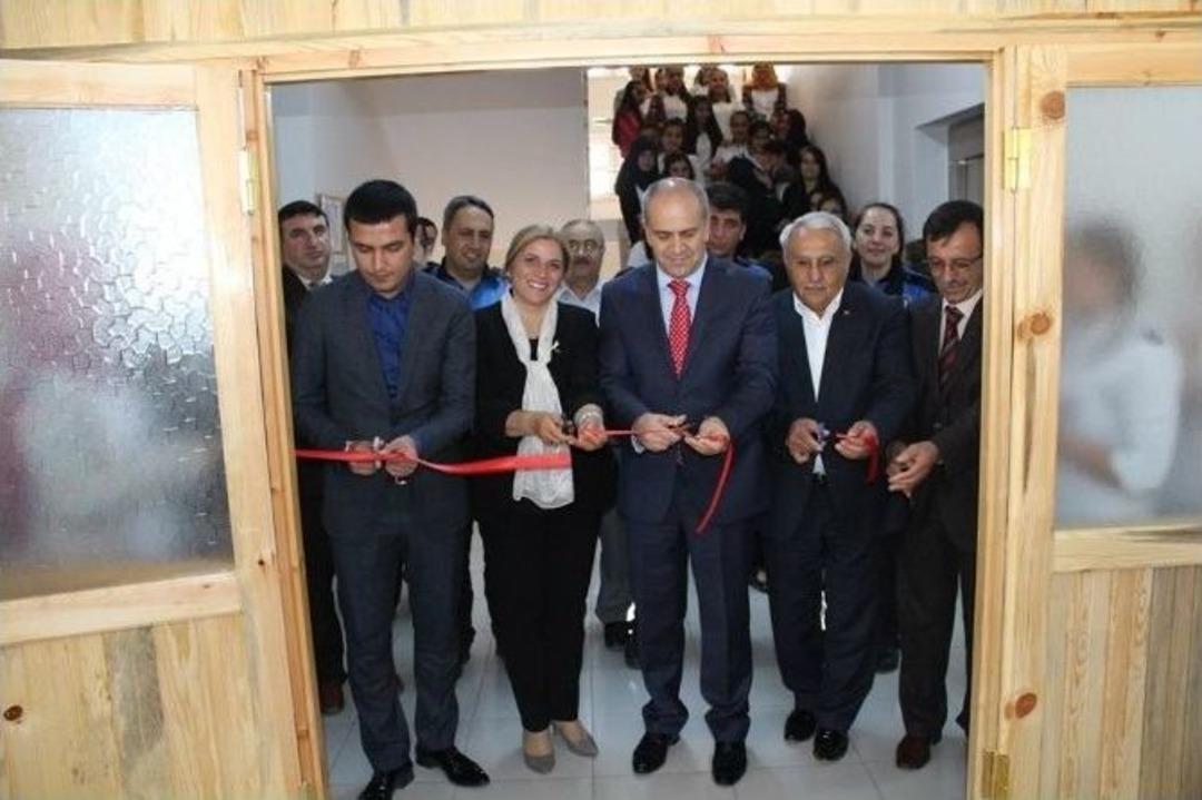 Polisler İle Eşlerinden &Ouml;ğrenci Pansiyonuna Kitap Desteği