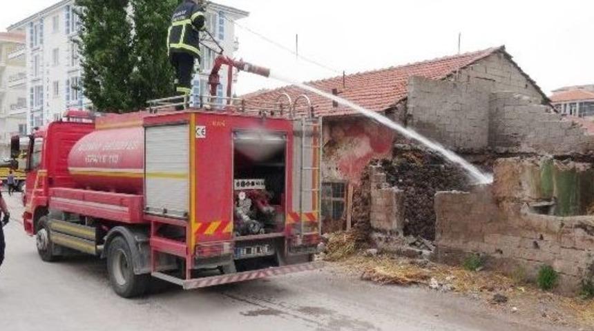 Aksaray&rsquo;da Harabe Evde Yangın