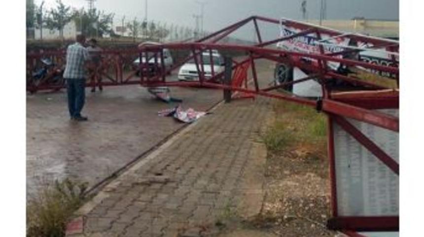 Fırtına K&uuml;&ccedil;&uuml;k Sanayi Sitesinde Tabelalarını Devirdi