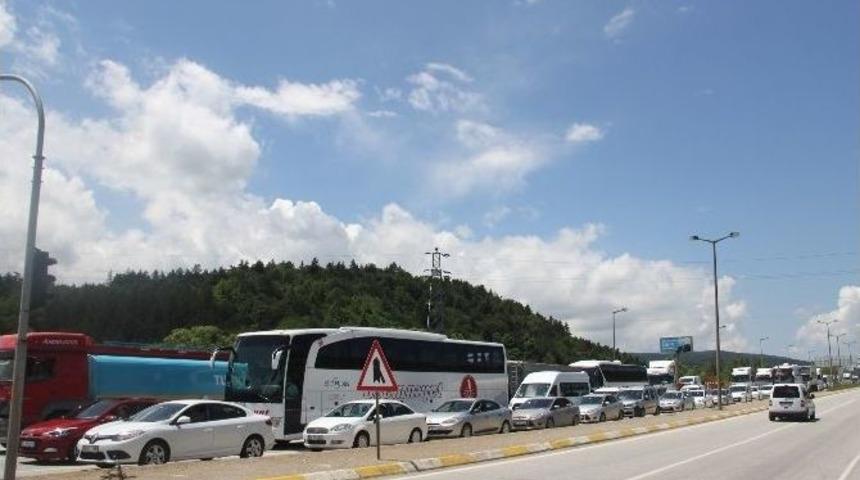Tem Kapatılınca D-100 Karayolunda Uzun Kuyruklar Oluştu