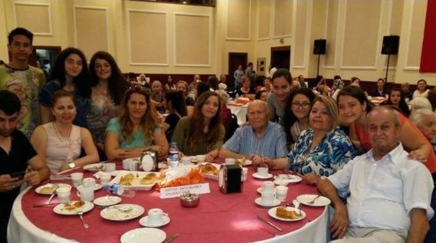 &Ouml;ğrencilerden Huzurevi Ziyareti