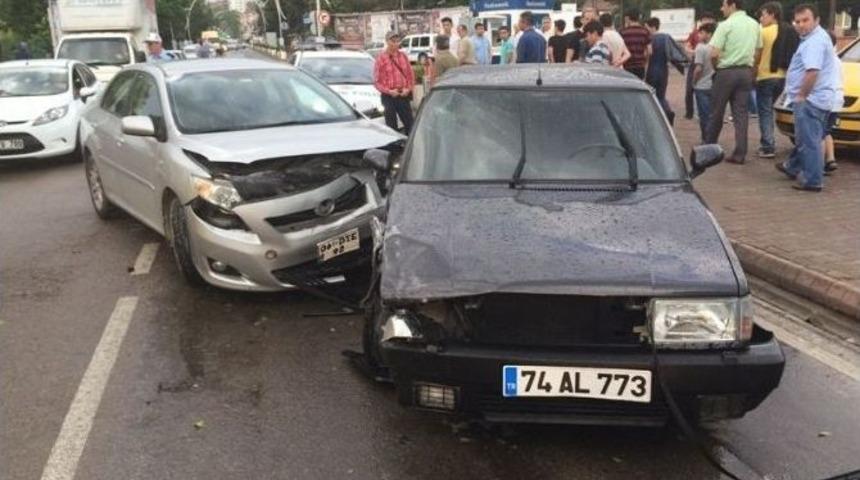 Bartın&rsquo;da Otomobiller &Ccedil;arpıştı: 2 Yaralı