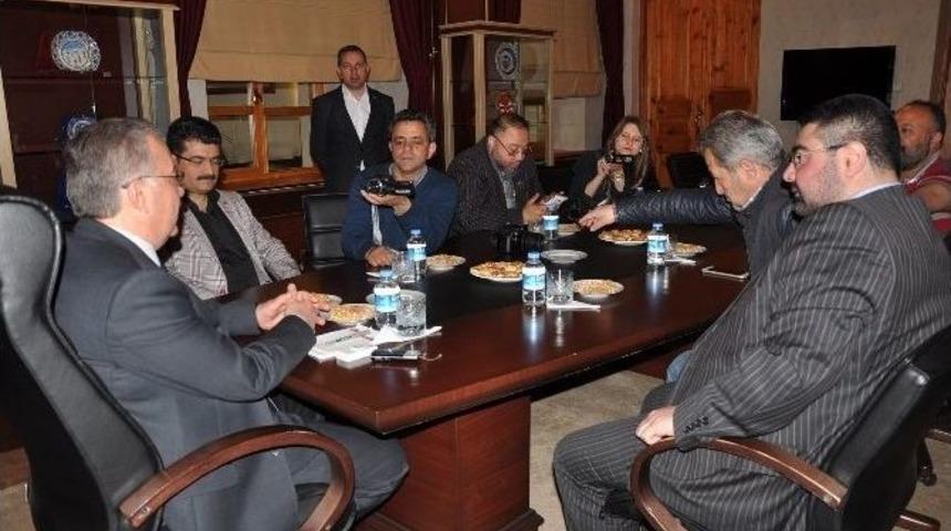 Kars Valisi G&uuml;nay &Ouml;zdemir Ulusal Ve Yerel Basın İle Bir Araya Geldi