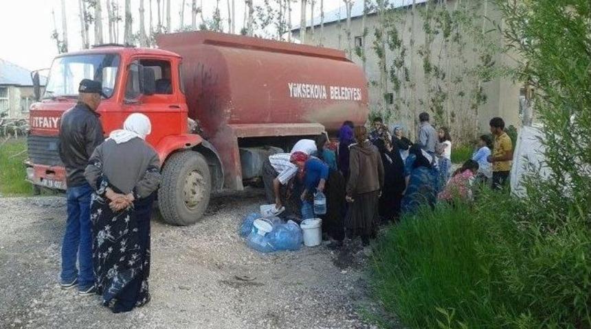 Y&uuml;ksekova Belediyesi Suları Akmayan Vatandaşlara Su Dağıtıyor