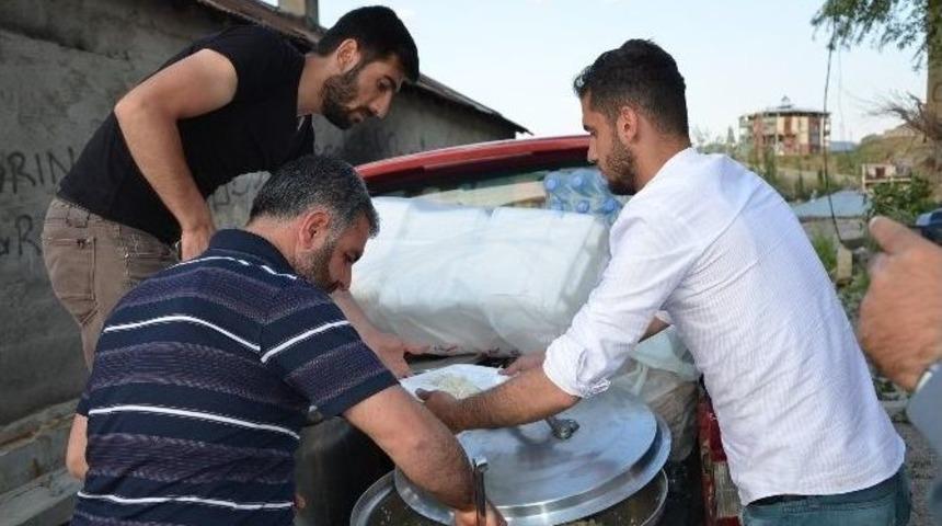 Evlerine Dönen Vatandaşlara Yemek Hizmeti