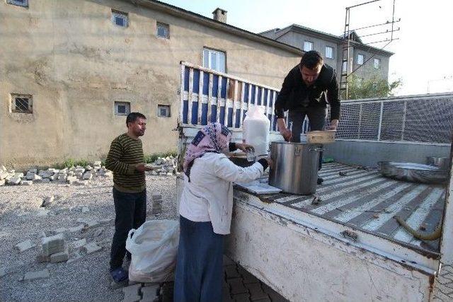 Evlerine Dönen Vatandaşlara Yemek Hizmeti